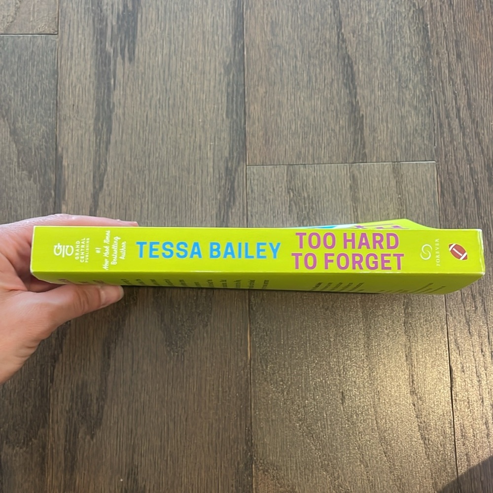 Too Hard To Forget - Tessa Bailey - Picture 3 of 5